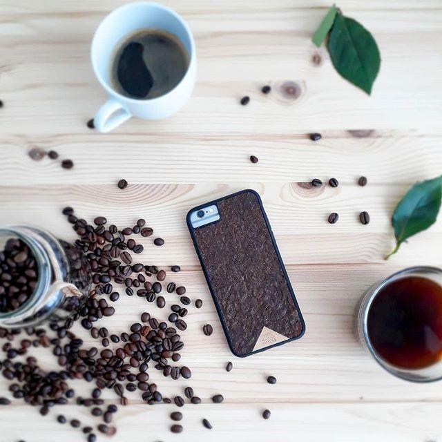 Capa de telefone All Natural Coffee com grãos de café ao redor