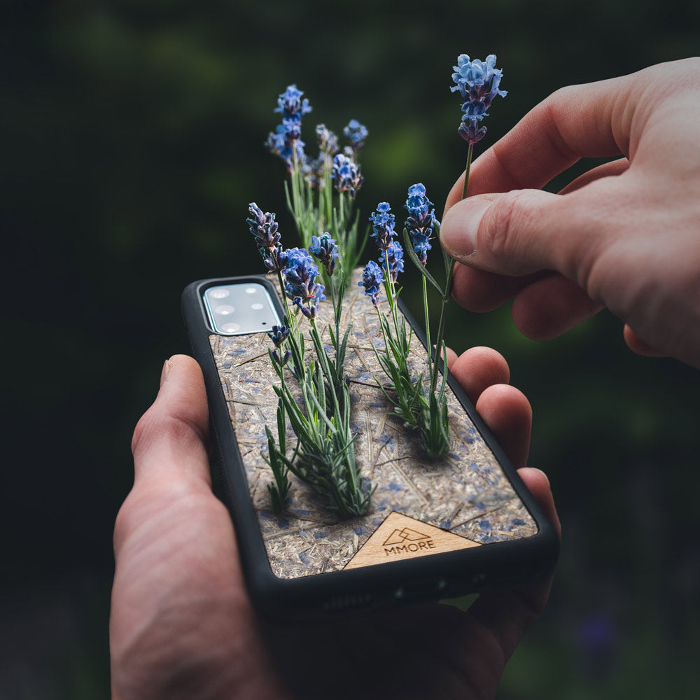 Сбор цветов лаванды с чехла для телефона из органической лаванды