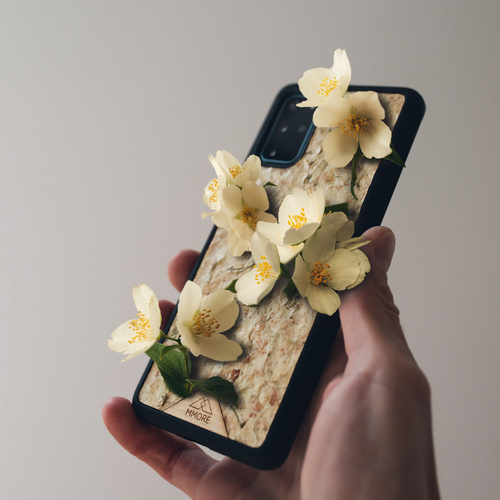 Flores de jasmim florescendo na capa do telefone