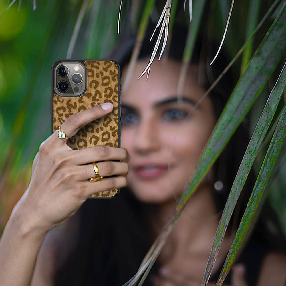 Женщина держит чехол для телефона с принтом Cheetah
