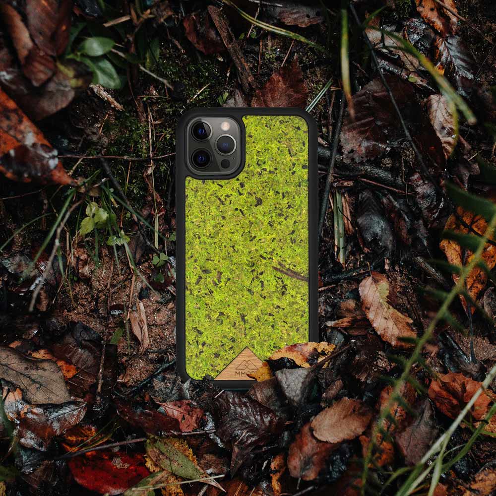 All Natural Forest Moss Phone Case auf dem Boden
