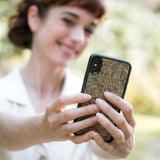 Lächelnde Frau mit Bio-Lavendel-Telefonhülle