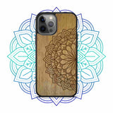 Étui de téléphone en bois avec mandala gravé