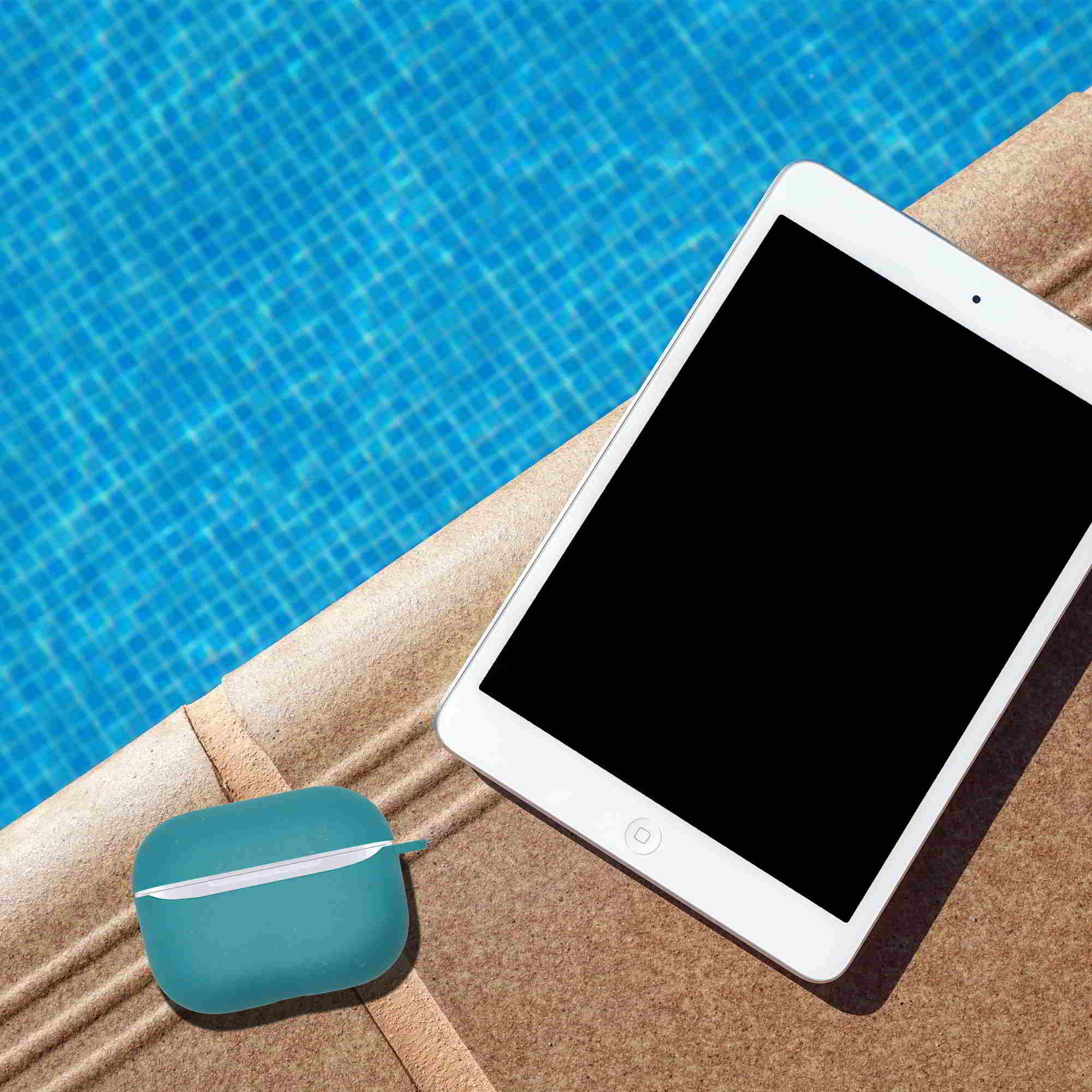 Apple Airpods Pro Ocean Blue Case y iPad junto a una piscina