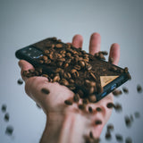 Capa de telefone de café orgânico com grãos de café reais