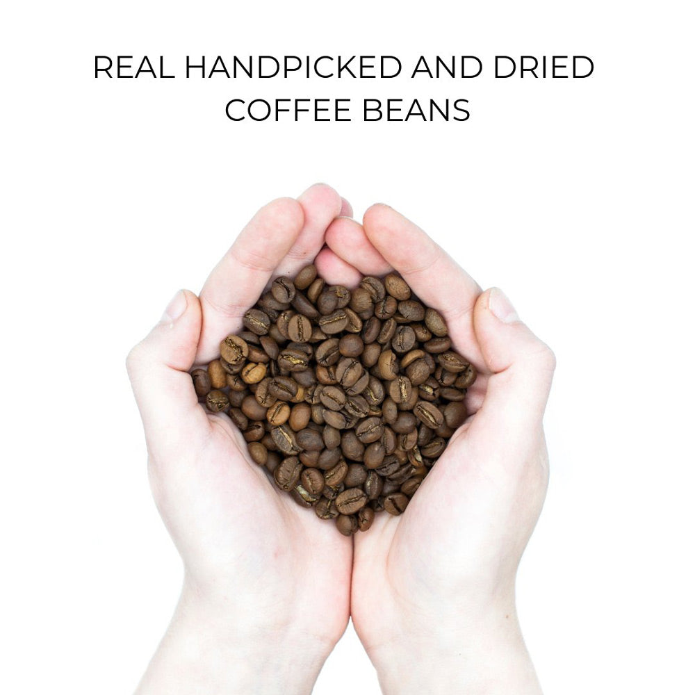 Granos de café orgánico seleccionados a mano reales sostenidos en la mano