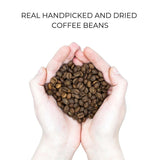 Grãos de café orgânicos escolhidos a dedo e mantidos na mão