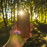 Étui de téléphone en bois Sucupira dans la nature