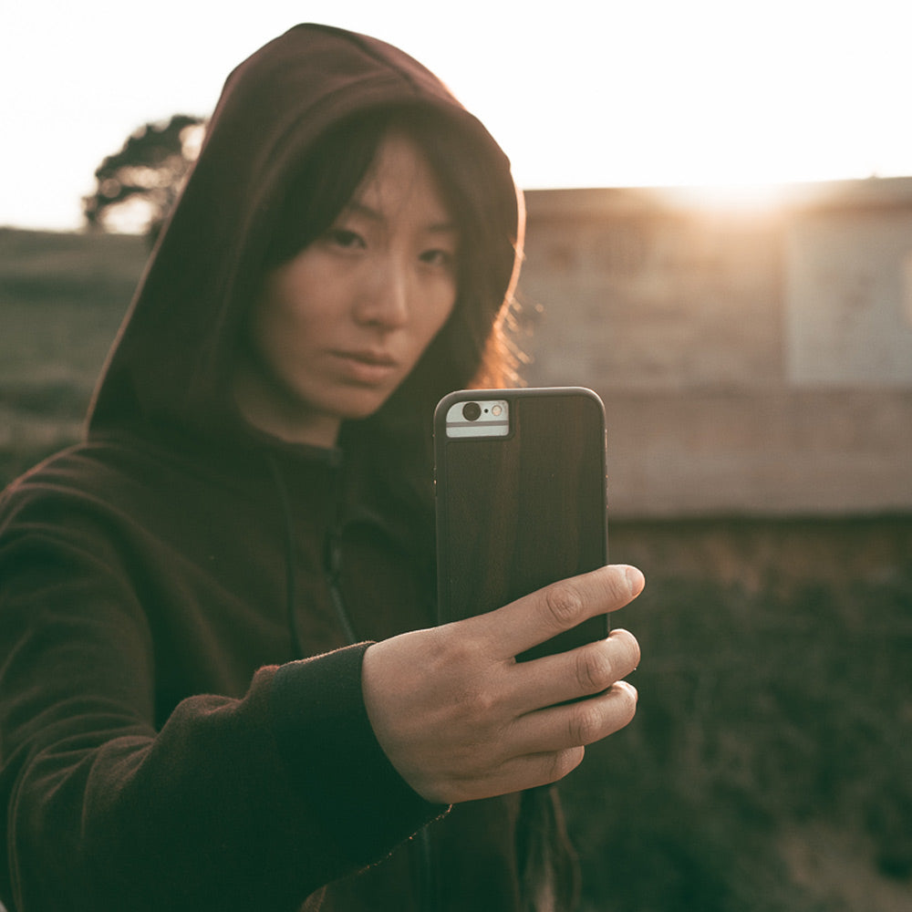 Influencer taking a picture with Ziricote Case