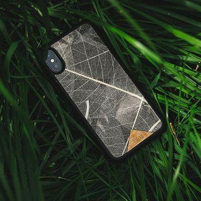 Funda para teléfono con hojas de esqueleto en hierba